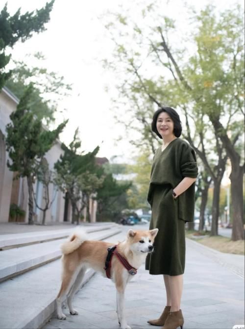 这位50＋女性的穿搭时髦火了！穿衣简单大方且日常，优雅有气质