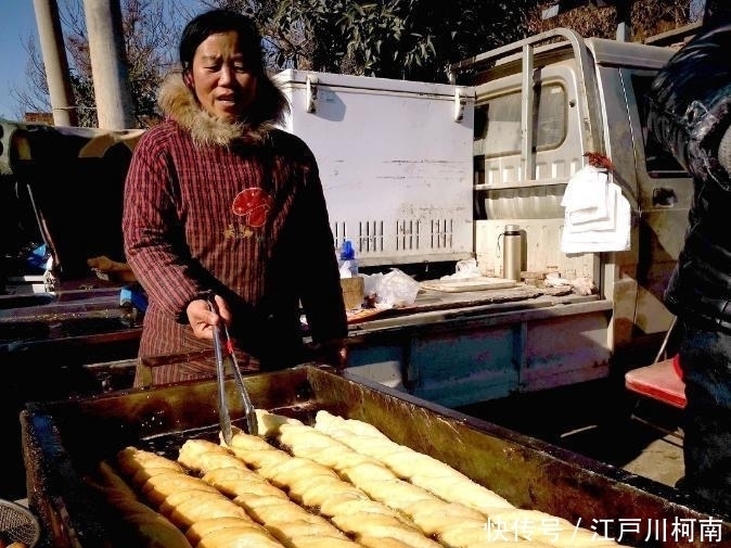 一根油条半人高，够全家人一顿饭，想买还得碰运气，出摊就被围观