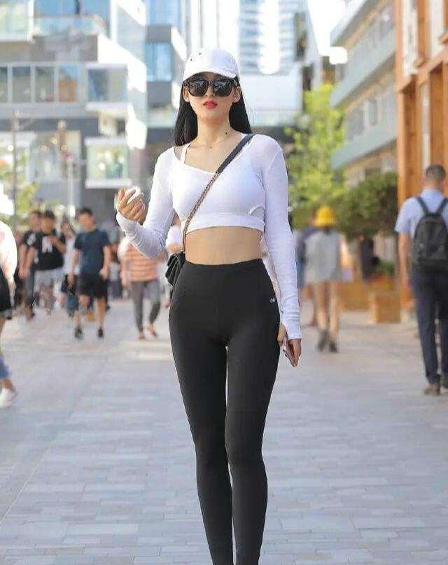 显瘦|打底裤的打扮尽显优雅气息，显得特别乖巧甜美，不受条件限制