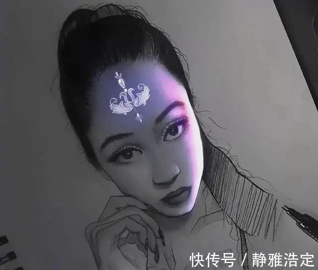 素描画|让单调的素描画发光,作品有种神秘的美,实在太别致了