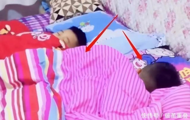 吉祥物|“吉祥物”妹妹火了,哥哥写作业把她放书桌上,妹妹表情太搞笑