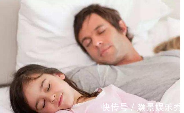 爸爸|14岁女儿和父母同床睡,书包里翻出来的东西,让爸爸自责