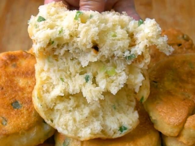 不揉面也能烙饼,用筷子简单一搅,像面包一样松软,全程手不沾面