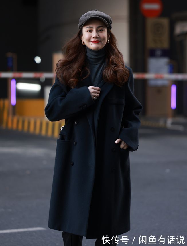 博主|为什么你穿黑大衣不好看?45岁博主的4个“配色法则”很值得借鉴