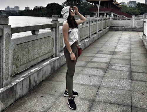  显得|女神穿搭：小姐姐爱穿清纯漂亮的紧身打底裤，显得身材更加高挑！