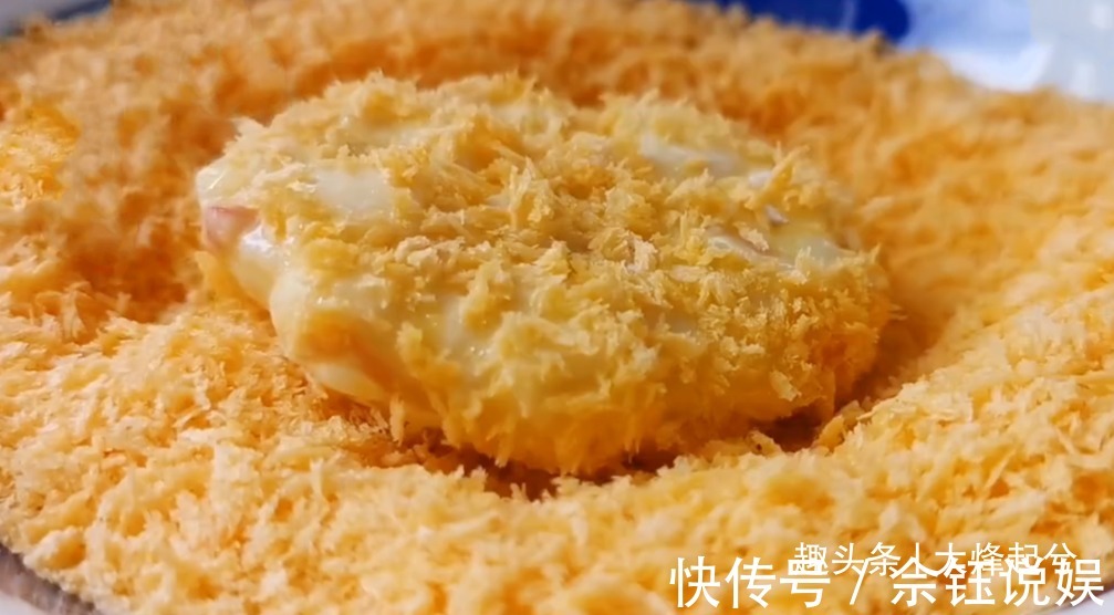 搅拌均匀|苹果加2个鸡蛋做法太香了,不油炸,一次做10个,出锅就光盘