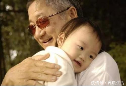 偷看|爷爷晚上哄娃睡觉不哭不闹，妈妈偷看后气炸了离我女儿远一点