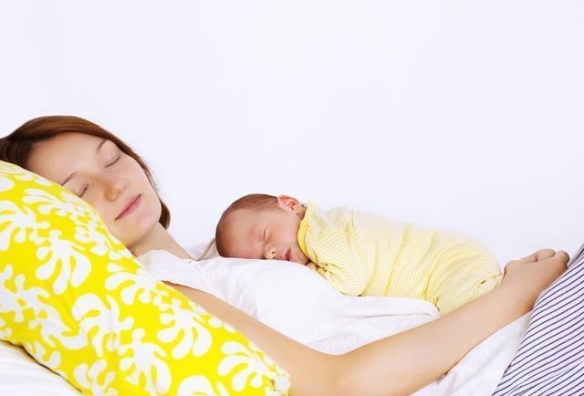 宝爸|月嫂犯困,出生2天新生儿摔出脑出血,负责人:孩子住医院舒服