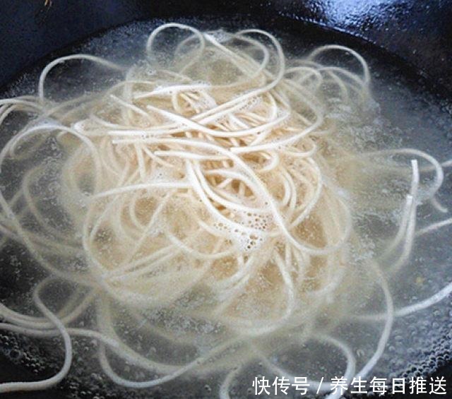 蘑菇肉丁炸酱面,炸酱面没人不爱吃吧