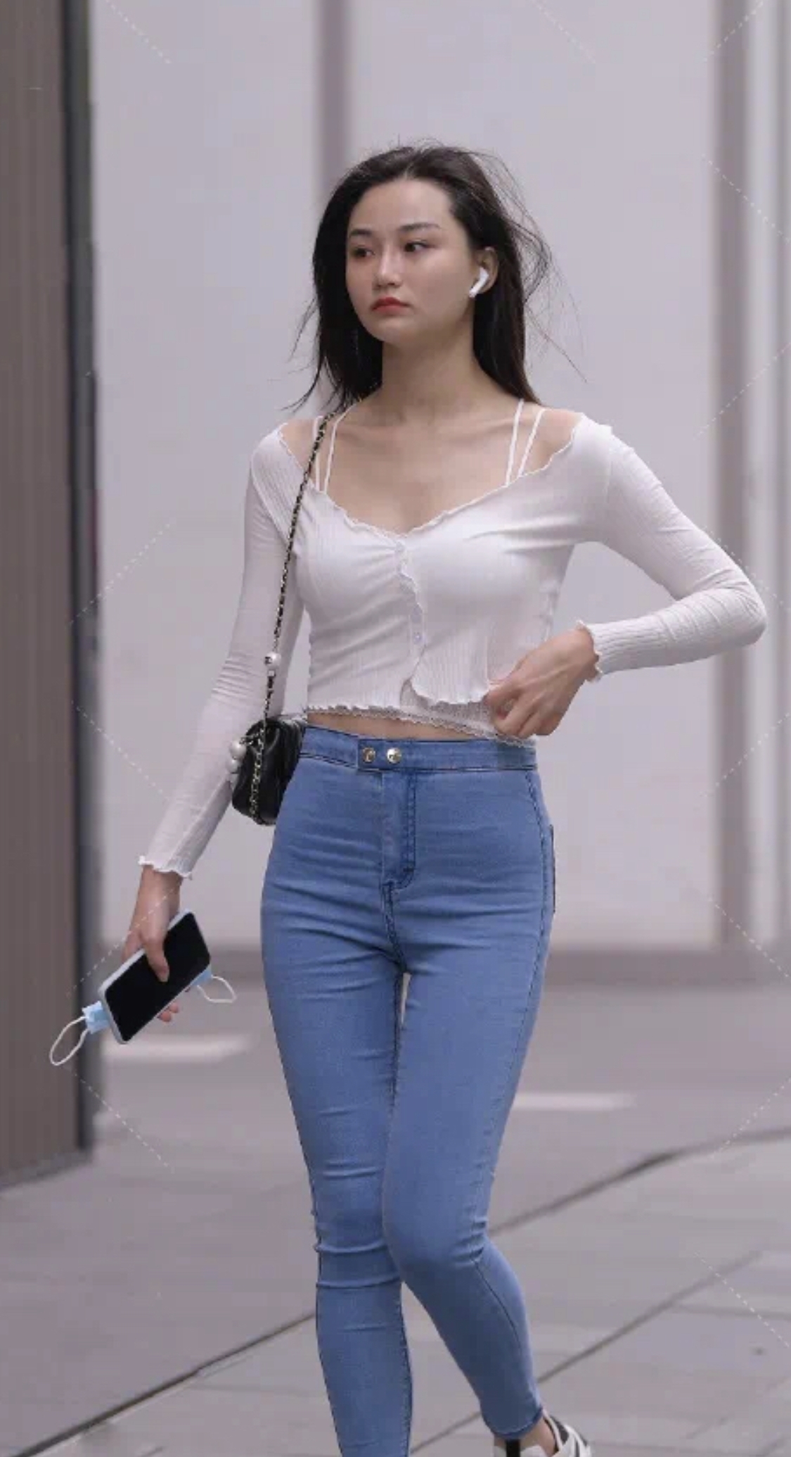 穿搭风格|骨感美女的穿搭,锁骨上衣搭配高腰牛仔裤,魅力风情挡不住