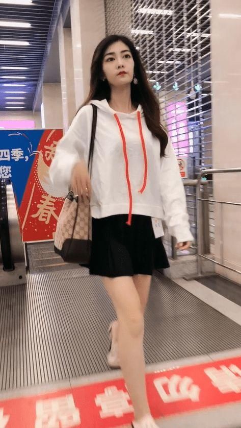 卫衣|卫衣搭配百褶裙，时尚又不挑人，让你成为最美的风采！