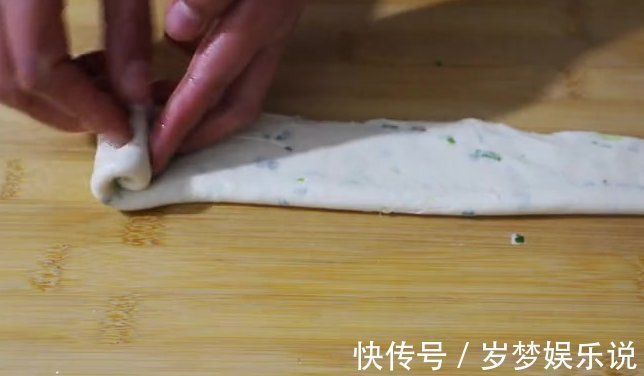 葱花饼|做法超简单的葱花饼,一口酥脆,葱香十足,好吃到停不下来