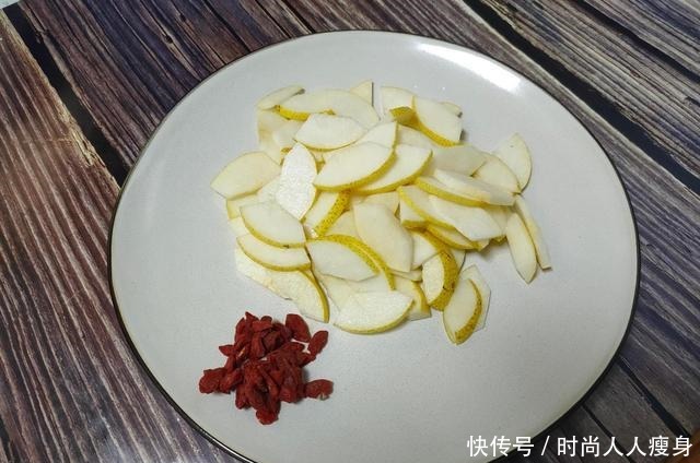 银耳秋梨汤|天气转凉,遇上这碱性水果别错过,煲汤喝润肺降燥,现在正当季