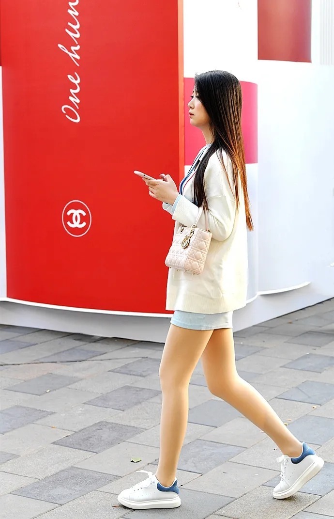 温暖|街拍:温暖又时尚的肉色丝袜美女