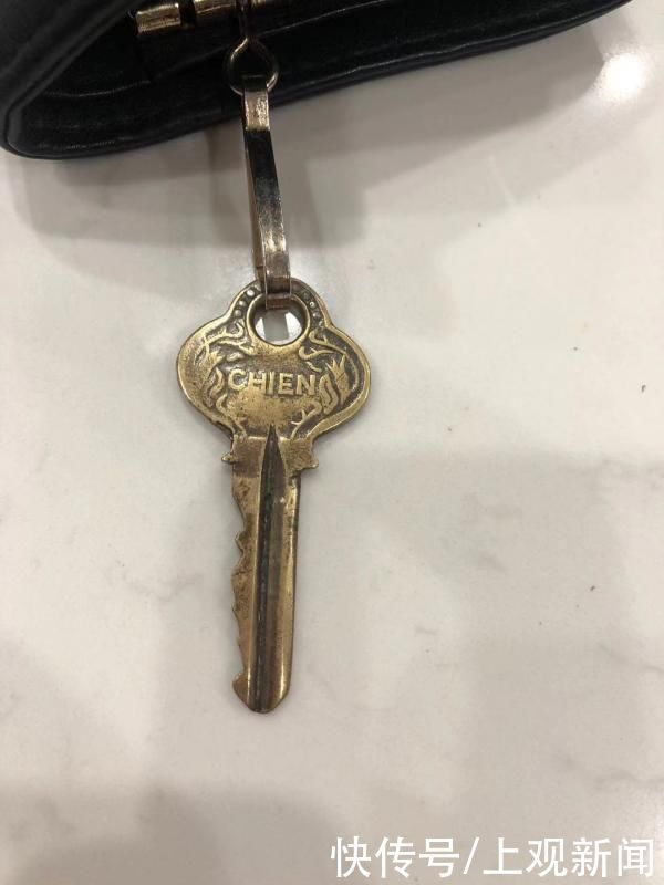 爬上瑞华公寓的顶楼