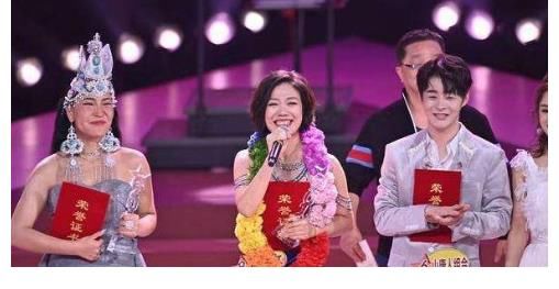 难忘今宵|她是《星光大道》的冠军，屡次登上春晚，如今却在街头卖唱！