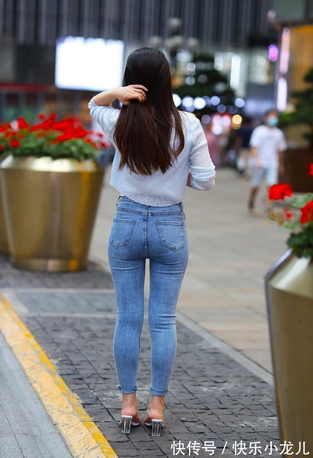 秋天 时尚百搭的牛仔裤配针织开衫,穿出了秋天的气息,简约美丽又清新