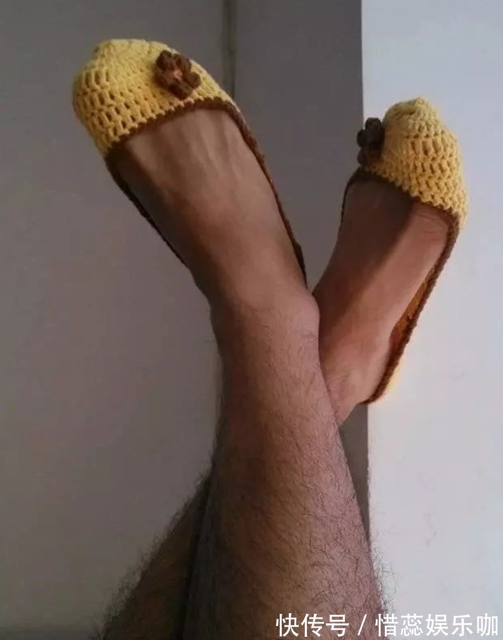 产后抑郁|90后宝妈被产后抑郁困扰,为栏杆织毛衣走红,治愈自己温暖了他人