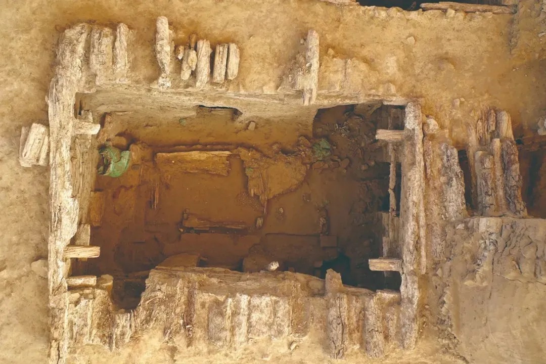 热水墓群|“九层妖塔”原型古墓惊现:1000余件文物,500余件金银玉器,87匹汗血宝马