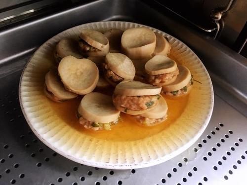  肉末|杏鲍菇换一种新吃法，加入肉泥，蒸一蒸就出锅，味道太鲜美了