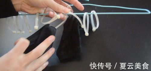 袜子|衣架上绑几根扎带, 放阳台上太实用了, 解决了困扰大家的一个难题
