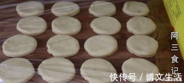 小饼|山药别再炖了，加2个鸡蛋，教你1个新做法，出锅比吃大鱼大肉还香