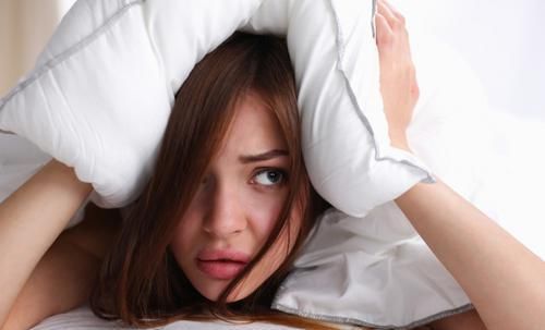 失眠|一失眠就用安眠药?错!医生:坚持3件事,熟睡8小时,比药更管用