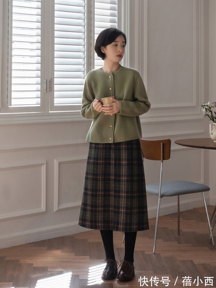 小姐姐|真正优雅的女人都爱这一组搭配:针织衫+半身裙,虽简约却很高级