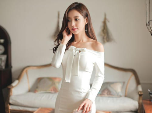 优质装扮|美女穿搭：小姐姐爱穿潮范十足的紧身裙，彰显女性的青春气息
