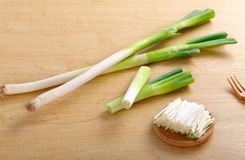 俗话“一根葱,十分钟”,什么意思对男人好处真多,你懂的