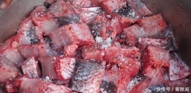 用掉|大爷一家卖传统“坛子肉”,一坛子要卖25,每天用掉300个坛子