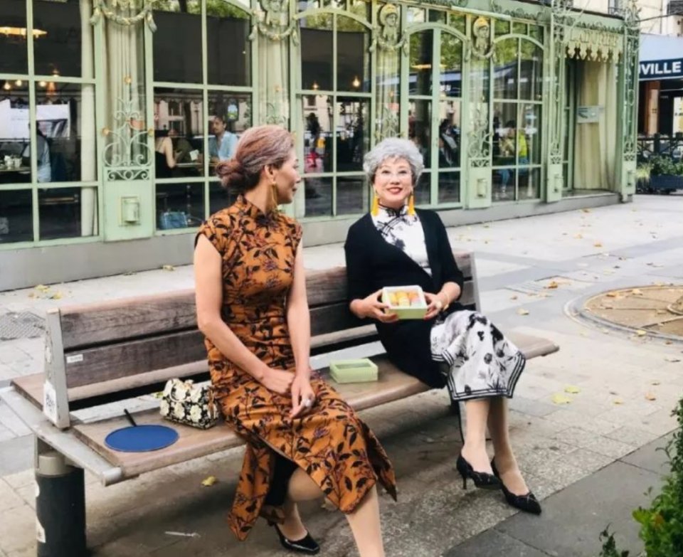 女人要优雅老去！祖孙三代婚礼上同穿旗袍，白发外婆比新娘更抢镜