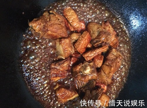 做红烧排骨前要焯水, 可惜很多人做错，原来焯水也有秘诀