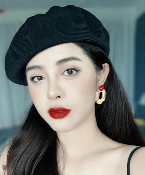 “头包脸”的女生有多好看？不管是戴帽子还是眼镜，都洋气显脸小