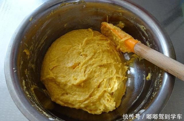 炸红薯丸子，用淀粉还是面粉都不对，厨师长教你做法，外酥里嫩