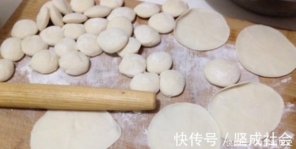 海苔|剩的饺子皮别扔!用它做4种美食,太好吃了,就是这么“神奇”!