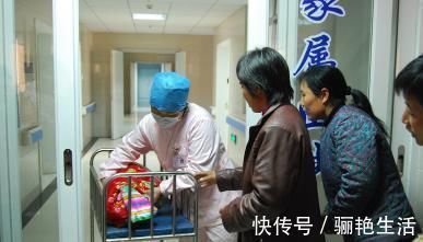 高跟鞋|孕妈分娩时,产房外的婆婆和亲妈有什么表现?丈夫:差距太明显