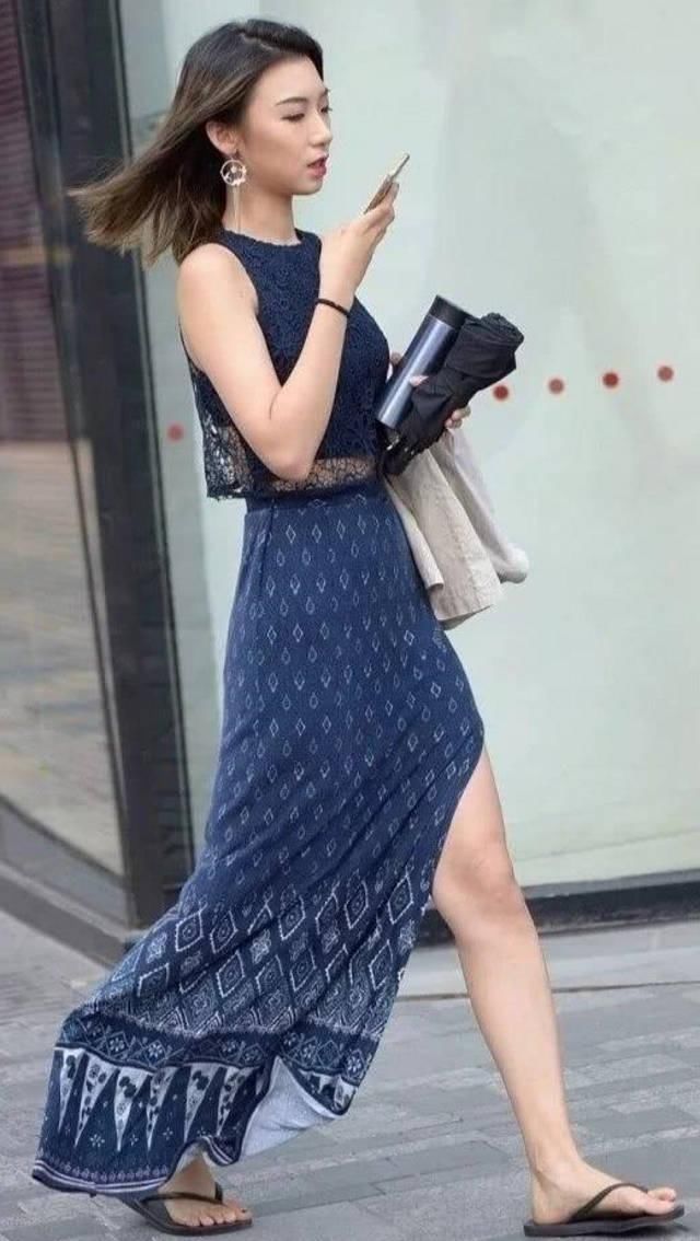 街拍：小姐姐选择一件短裙搭配，直白的秀出大长腿