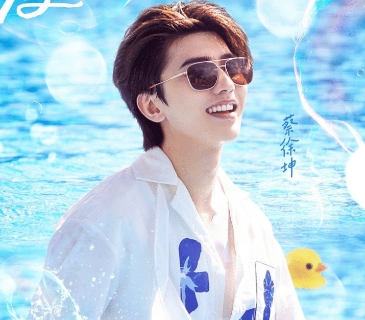 郑恺|《奔跑吧》新一期海报，全员统一穿白色衣服，唯独两个人例外！