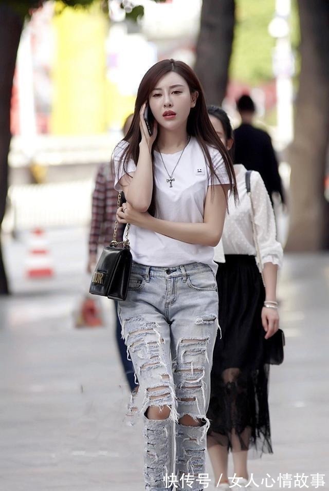 t恤 白色t恤+另类断腿牛仔裤,高挑瘦瘦瘦,充满个性!