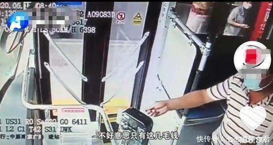 “谁有吃的，能给孩子吃点吗”父亲无助的声音，让乘客坐不住了
