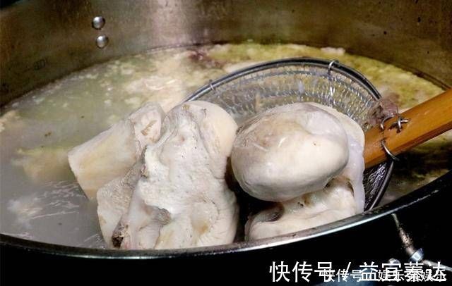 汤不白|不论炖什么骨头汤,不要直接加水炖,多加这一步,汤汁浓白似牛奶