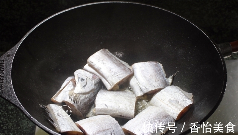 教您一款好吃的带鱼,十五分钟出锅,香酥可口不粘锅,一点不腥
