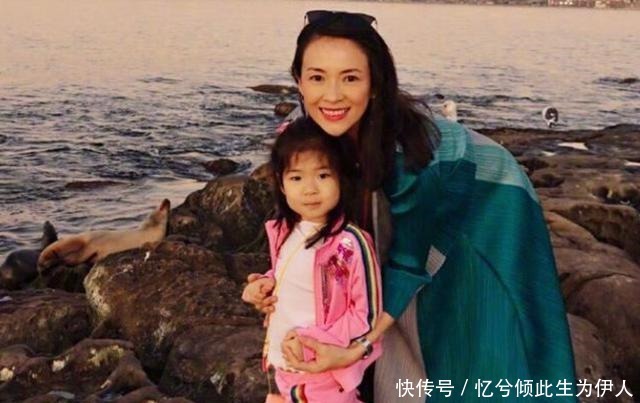 生完孩子后|奶粉喂养的赵薇,和母乳喂养的章子怡,两人的身材差距很明显