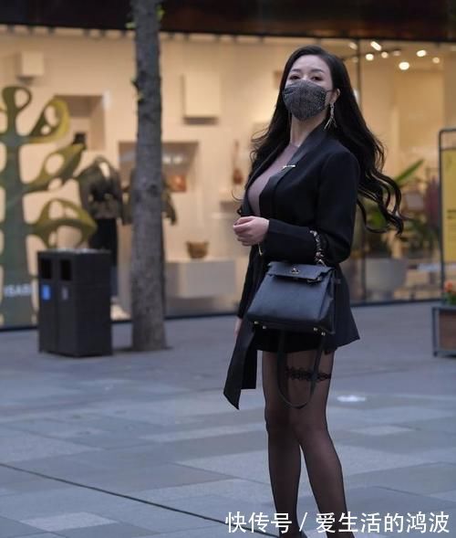 双腿 美女脚上搭配着一双透明的高跟凉鞋,配上气质包包,显得时尚精致