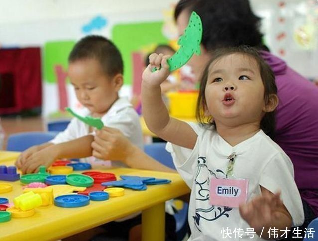 走红|“迷糊宝宝”擦脚走红，两只脚擦半小时也没干，网友：耐心一百分