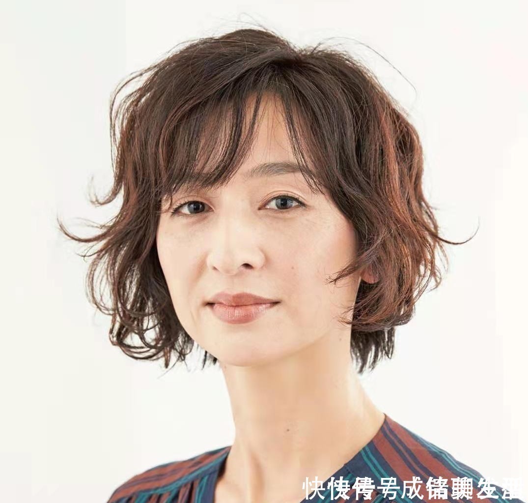 时髦 女人到了60岁，最好不要烫小卷，教你这样选发型，时髦减龄又洋气