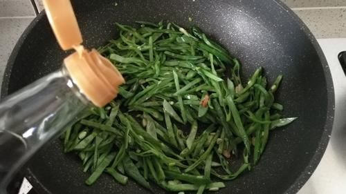 蔬菜中的补钙冠军，钙是虾肉3倍，比牛奶好吸收，冬天多给孩子吃