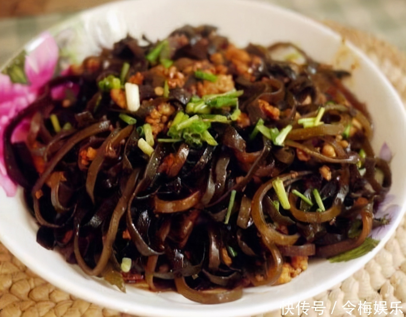 好处|女性不想显老,不妨多吃三种美食,延缓衰老,排毒养颜,好处多多