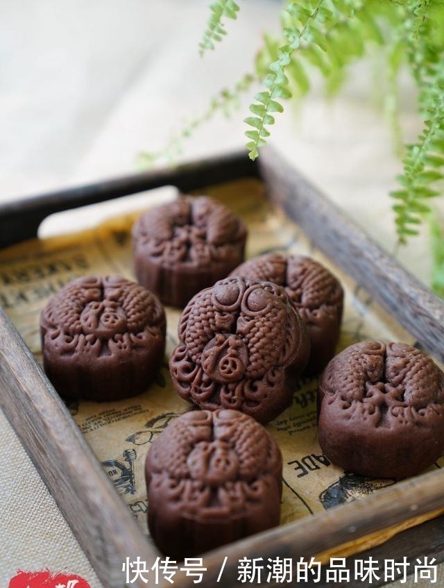 喜欢巧克力和椰蓉的试试这月饼,太香了!其它月饼一比都是浮云了